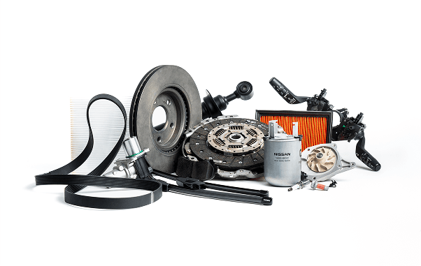 Das Bild zeigt Nissan Original Ersatzteile für Nissan Fahrzeuge, darunter Bremsbeläge, Luft- und Ölfilter sowie Keilriemen und Kupplungskomponenten für Zuverlässigkeit.
